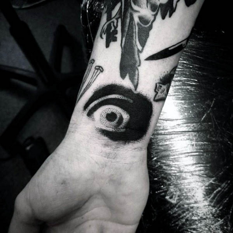 手腕恐怖的黑色眼睛纹身图案