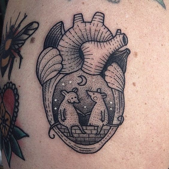 黑色线条点刺心脏与老鼠情侣纹身图案