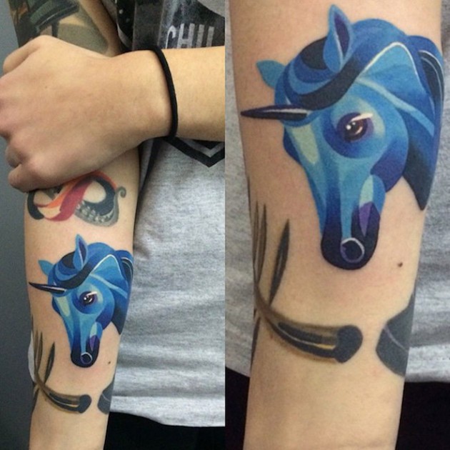 手臂蓝色水彩独角兽纹身图案