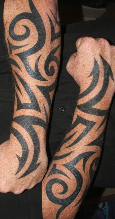 手臂黑色部落图腾纹身图案