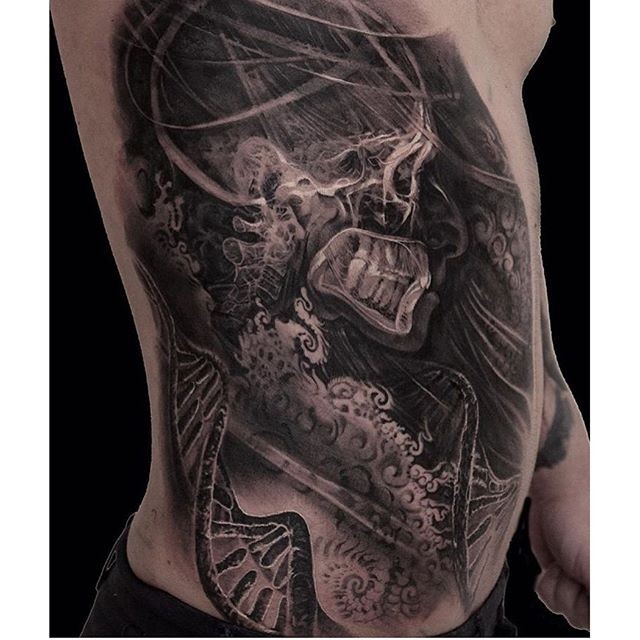 侧肋黑色透视人骨骼与DNA符号纹身图案