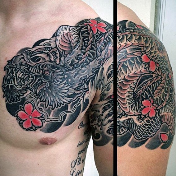 肩部和胸部龙与红色花朵纹身图案