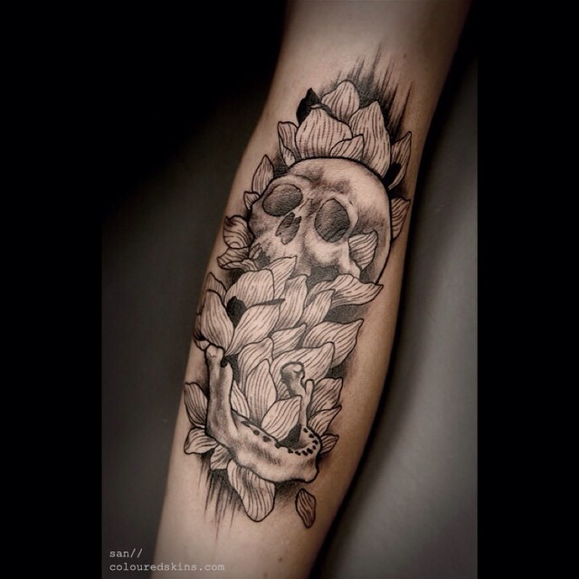 手臂黑色线条人类骷髅与花朵纹身图案