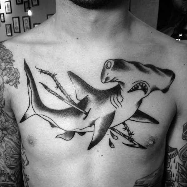胸部插画风格黑色箭与锤头鲨纹身图案