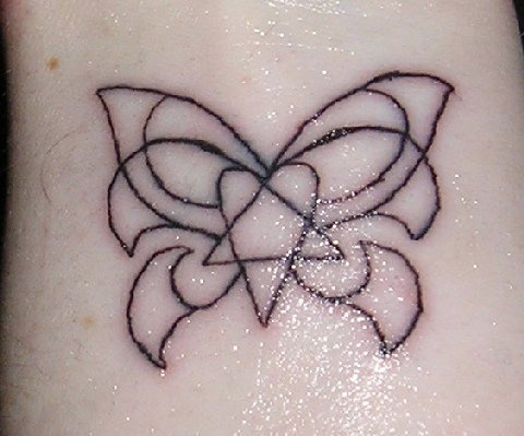 简约的蝴蝶线条纹身图案
