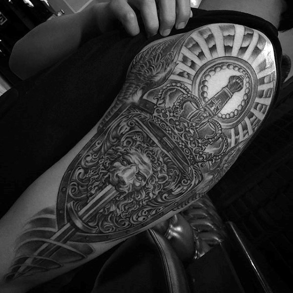 大臂极漂亮黑白狮子盾牌纹身图案