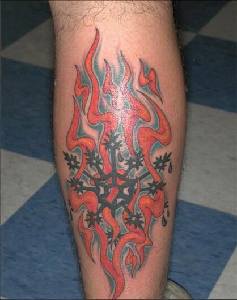 腿部火焰与黑色雪花符号纹身图案
