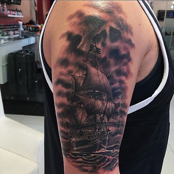 大臂非常逼真的黑色海浪帆船纹身图案