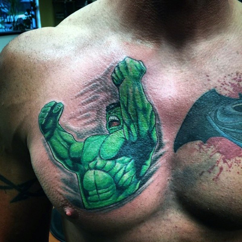 胸部漫画风格的彩色愤怒的绿巨人纹身图案