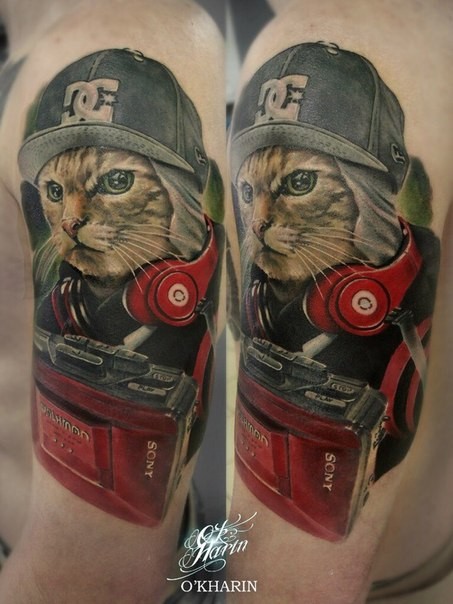 大臂彩色猫与帽子和耳机个性纹身图案