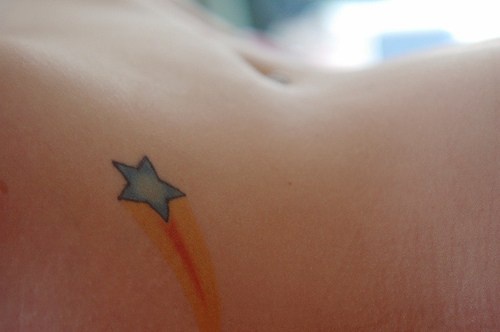 侧肋蓝色的飞翔小星星纹身图案