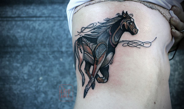 奔跑的黑色马侧肋纹身图案