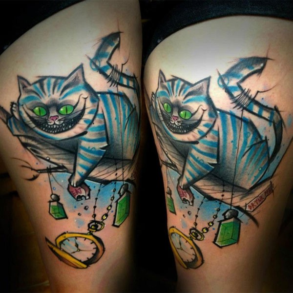 大腿彩色爱丽丝仙境中的猫和时钟纹身图案