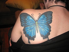 肩部蓝色大蝴蝶纹身图案