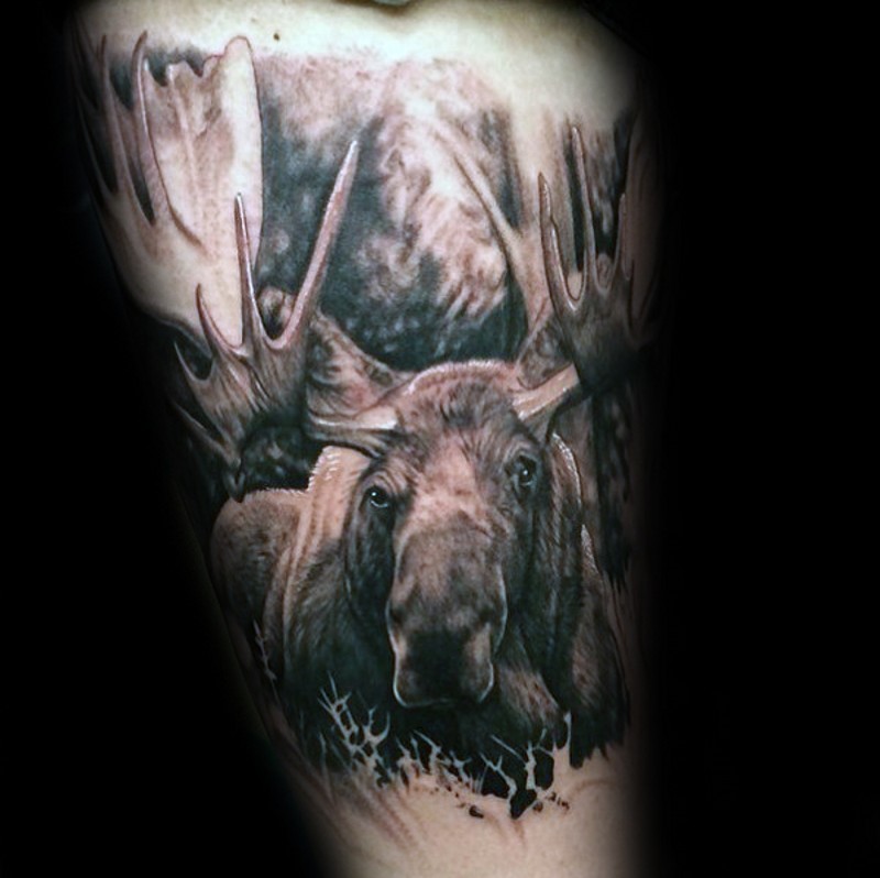 写实逼真的黑白麋鹿在树林里大腿纹身图案