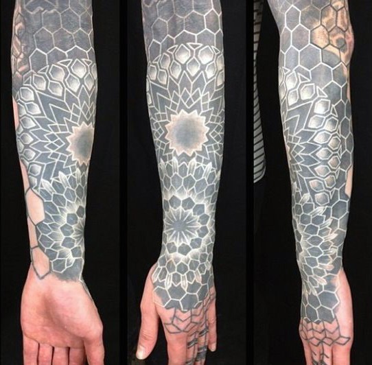 手臂黑白梵花装饰纹身图案