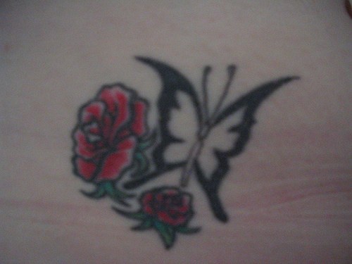 红色玫瑰和黑蝴蝶纹身图案