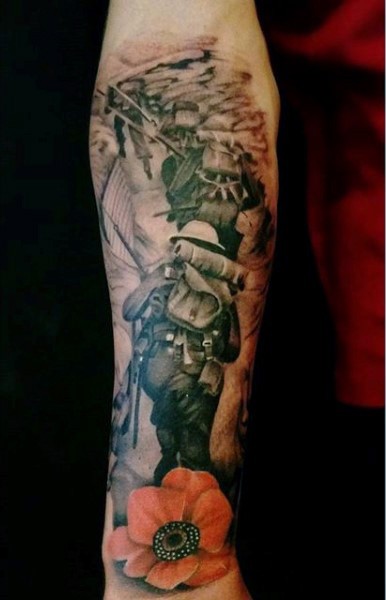 手臂写实黑色花朵与二战士兵纹身图案