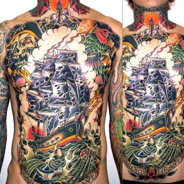 胸部和腹部难以置信的五彩海盗主题纹身图案