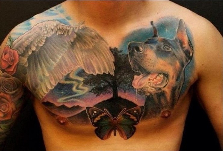 胸部杜宾犬和天鹅翅膀和蝴蝶纹身图案