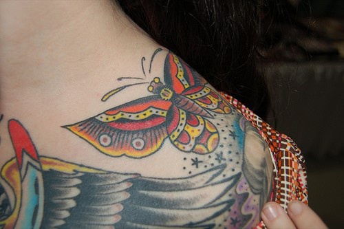 肩部五颜六色的蝴蝶纹身图案