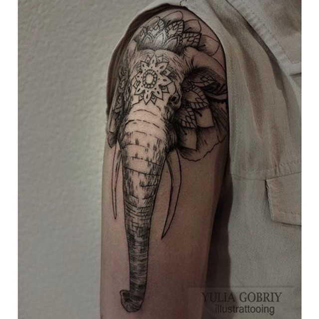 肩部惊人的黑色神秘大象头纹身图案