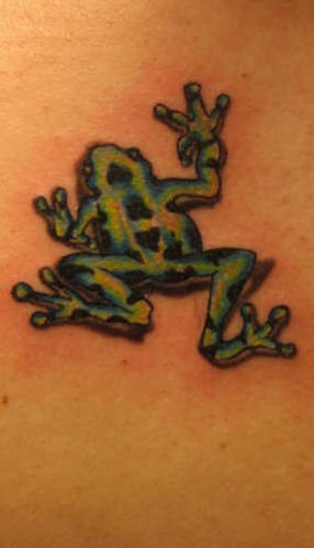 爬行的绿色和黑色小青蛙纹身图案