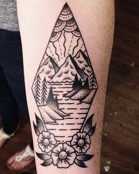 小臂黑色点刺几何与山脉河流和花卉纹身图案