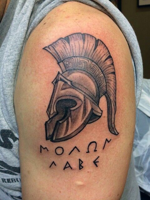 大臂old school字母与黑色罗马战士头盔纹身图案