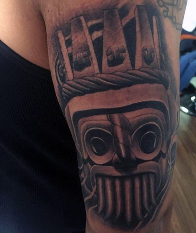 手臂黑色的部落面具纹身图案