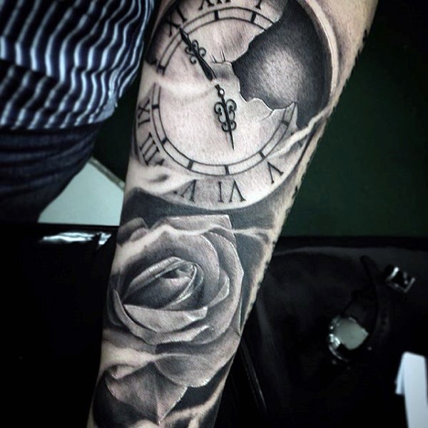 有趣的黑灰破碎时钟与玫瑰纹身图案
