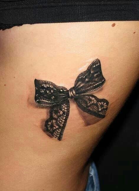 可爱的黑色蕾丝蝴蝶结大腿纹身图案