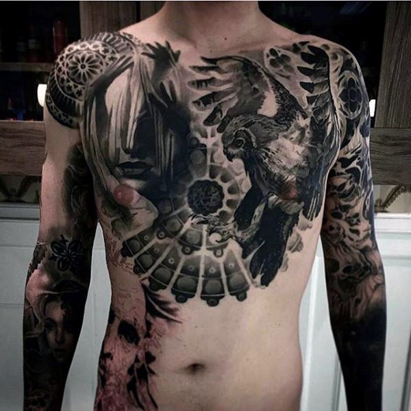 胸部神秘飞行的猫头鹰纹身图案