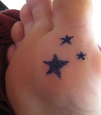 三个简单的黑色星星脚底纹身图案