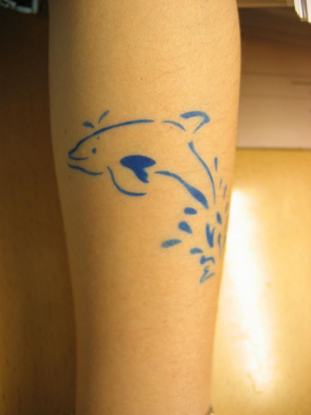 漂亮的蓝色线条海豚纹身图案