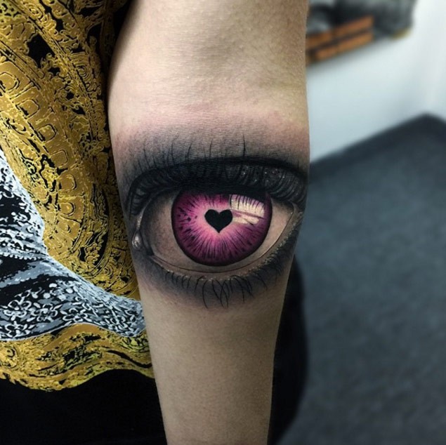 大臂写实风格彩色女人眼睛与心形纹身图案