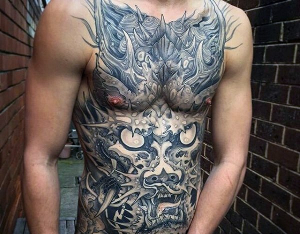 胸部和腹部奇特的黑色幻想龙纹身图案