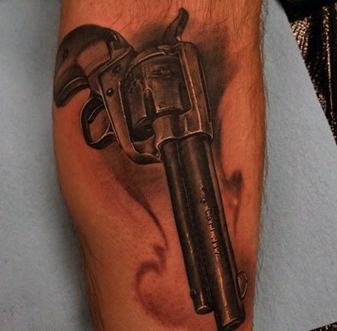 小臂写实的黑灰西方手枪纹身图案