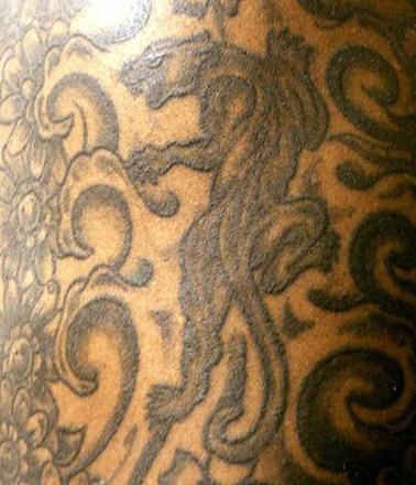 黑色藤蔓与黑豹纹身图案