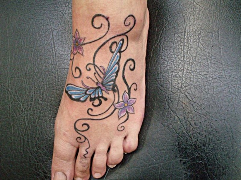脚背蝴蝶花朵藤蔓纹身图案