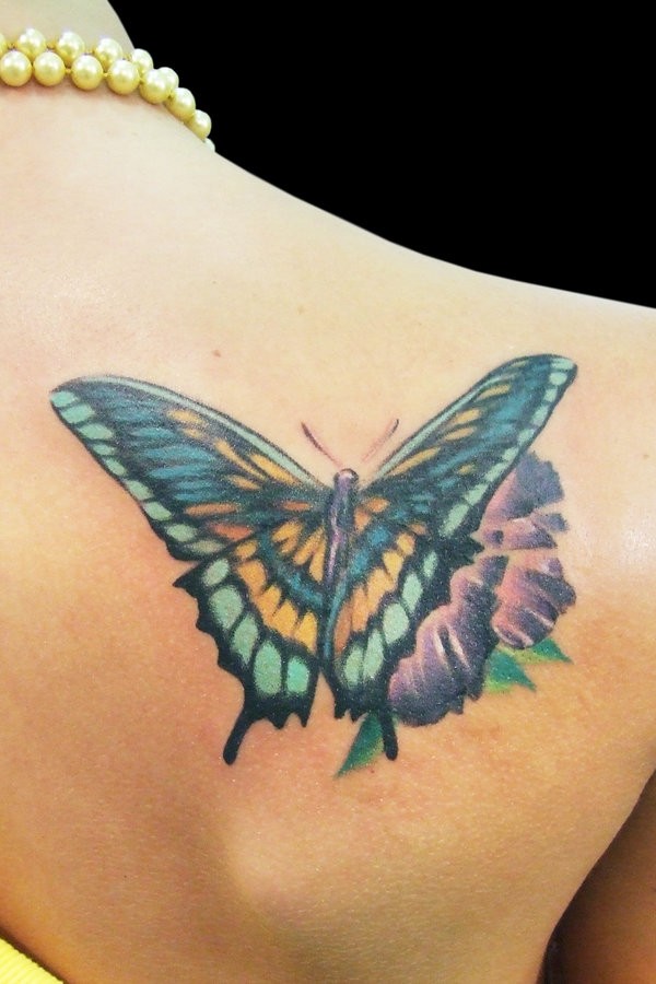 蝴蝶和紫色花纹身图案