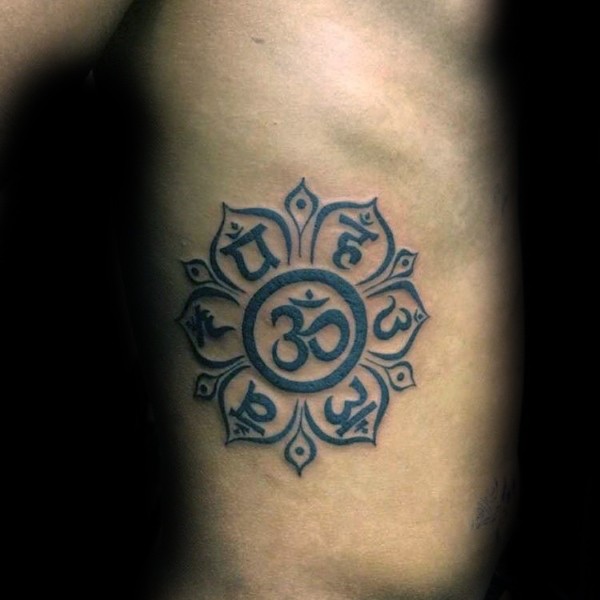 侧肋黑色印度教主题字符纹身图案