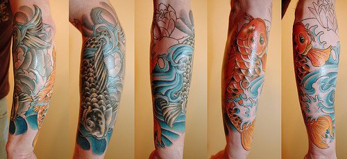 手臂红色和黑色的锦鲤鱼纹身图案