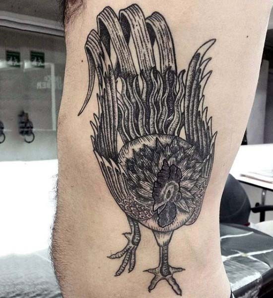 侧肋滑稽的黑灰小公鸡纹身图案