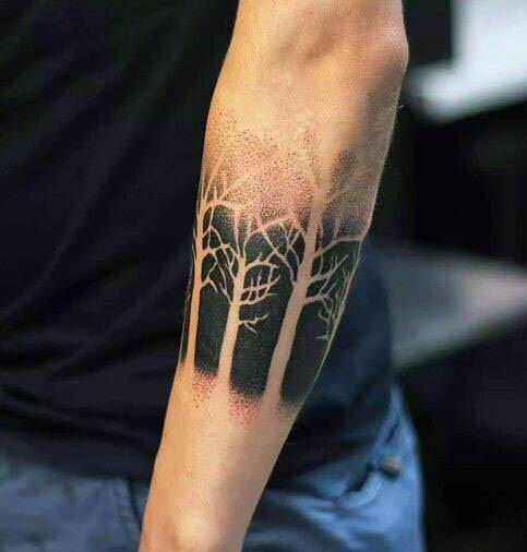 手臂黑色点刺风格森林纹身图案
