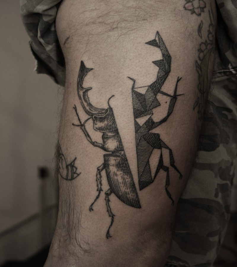 大腿半几何昆虫纹身图案