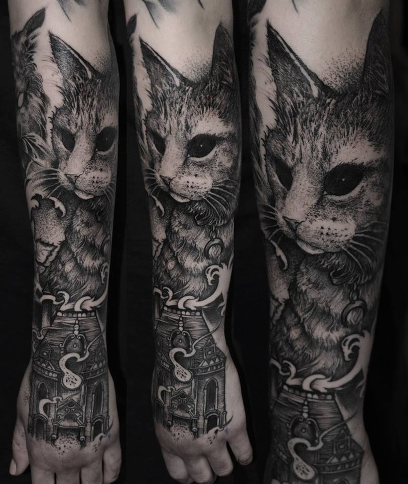 逼真的黑色猫与老房子手臂纹身图案