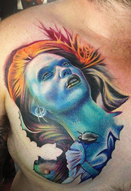 胸部彩色鲜明的幻想女人与昆虫纹身图案