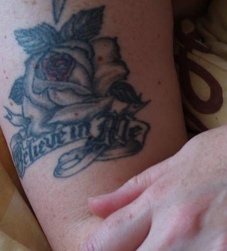 黑色玫瑰与字母纹身图案
