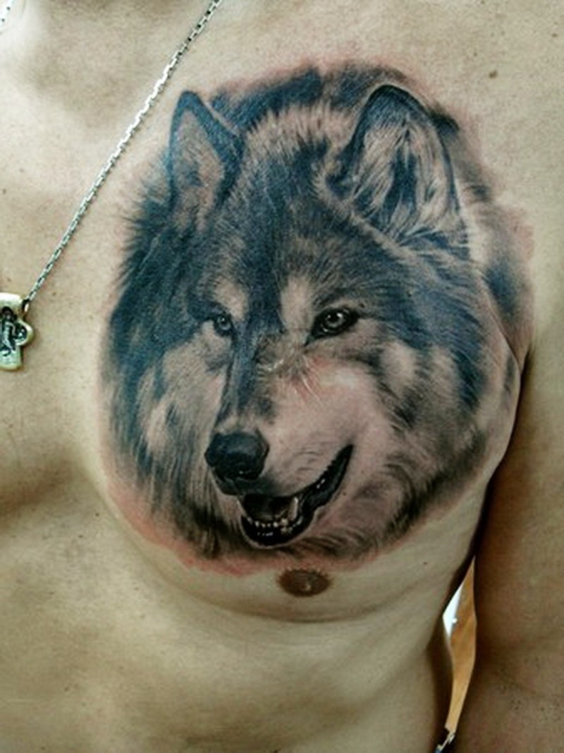 胸部奇妙的狼头纹身图案